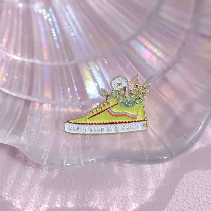 Ghim Cài Áo Tráng Men In Chữ Every Step Is Growth Cá Tính