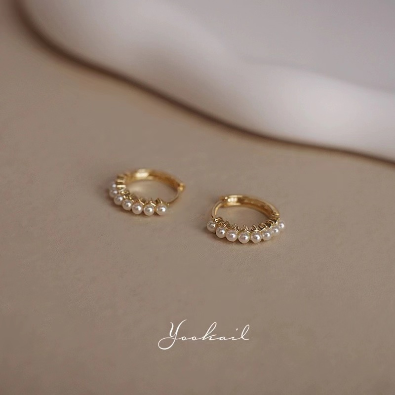 Đầy màu sắc vermiculite ear buckle female 2023 new high -end sensor earrings wild hot girls same earrings