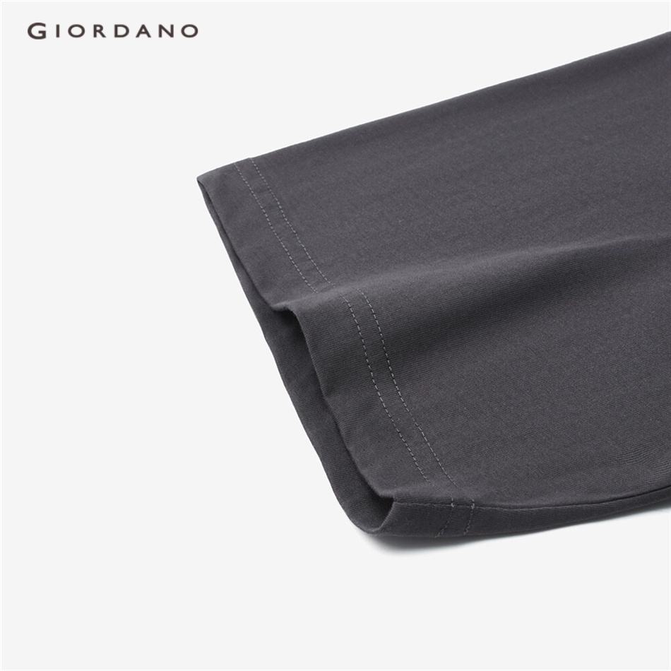 Áo thun nam GIORDANO 13023302 dệt kim cotton 100% cổ tròn tay ngắn phối túi đính nhãn