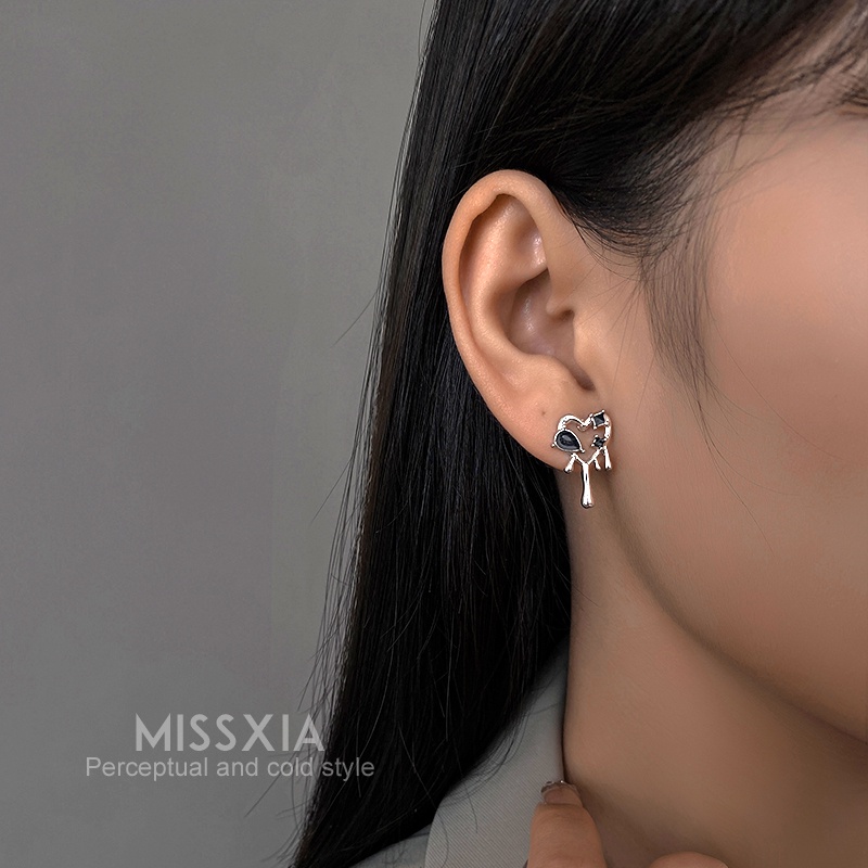 Khuyên Tai Hình Trái Tim Rỗng Phong Cách lava niche Đậm Sành Điệu Cá Tính Cho Nữ