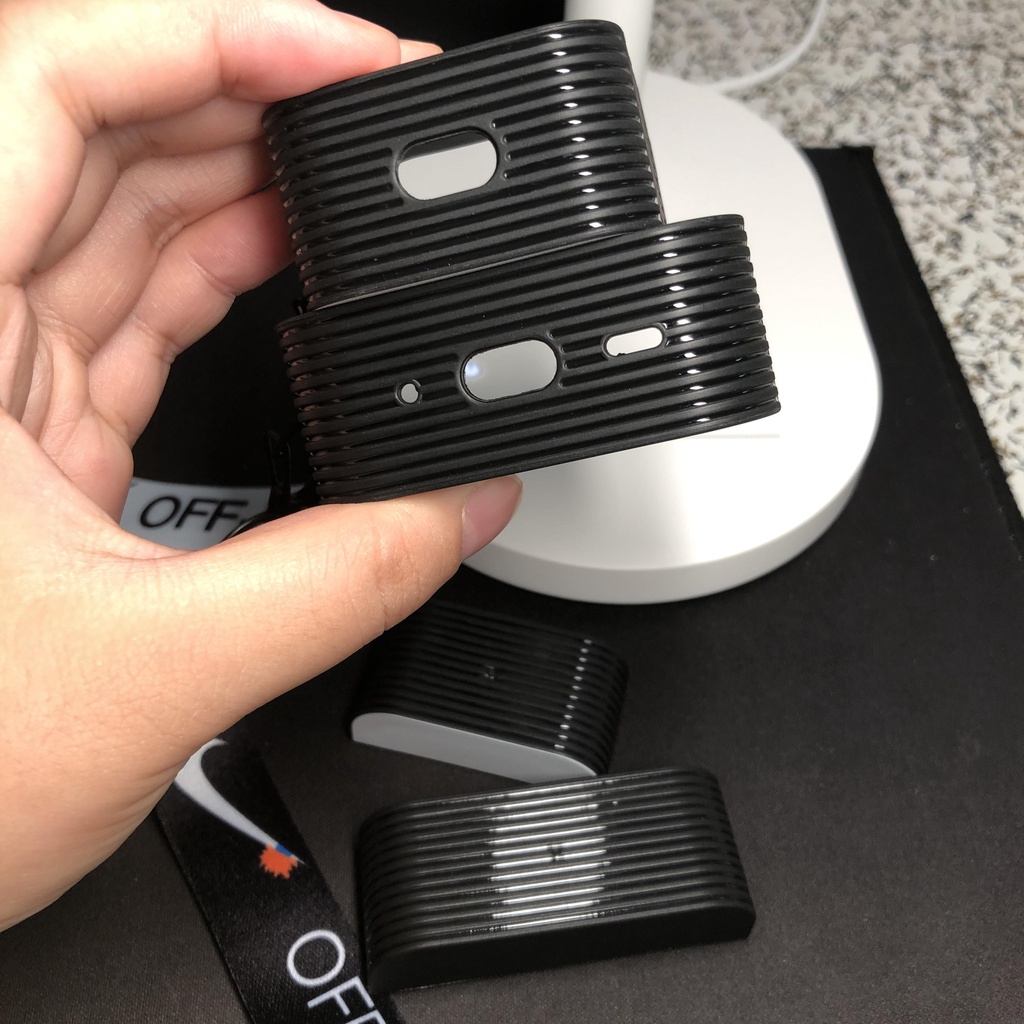 Vỏ Bảo Vệ Hộp Sạc Tai Nghe airpods pro 2 pro 1 2 3 Màu Trắng Đen Có Móc Treo Thời Trang