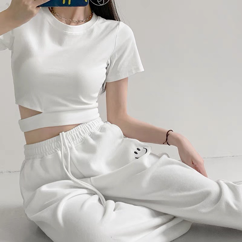 Áo croptop cổ tròn khoét eo