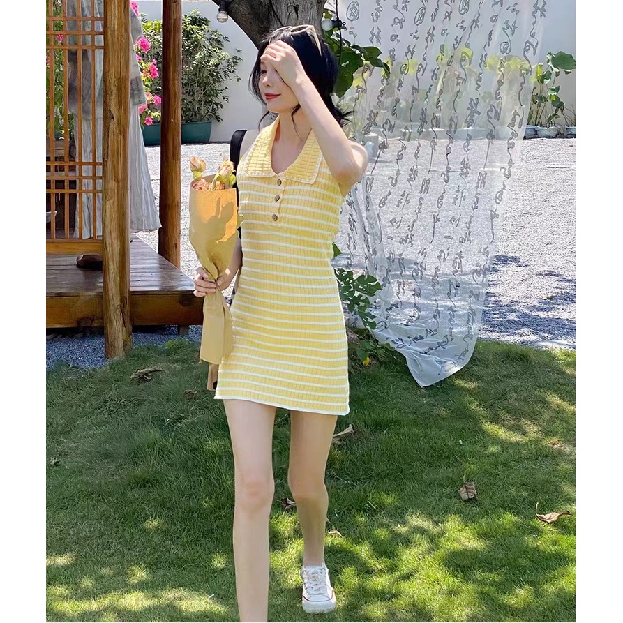 Đầm Polo Dệt Kim Sát Nách Hở Lưng Kẻ Sọc Vàng Trắng Trẻ Trung