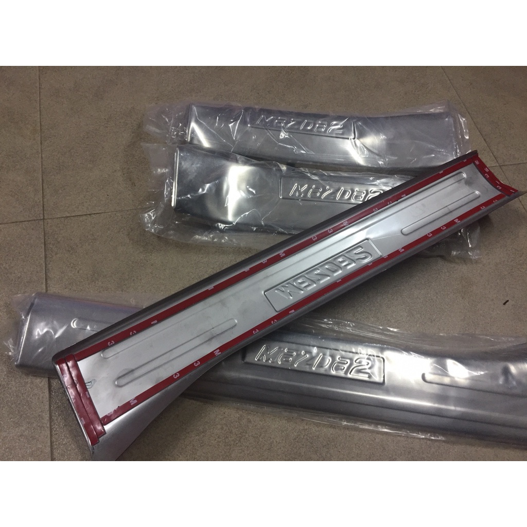 Ốp bậc cửa, nẹp cửa xe Mazda 2 2015 đến 2023 Mẫu INOX sáng đẹp, bền màu