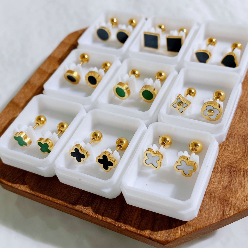Bông Tai Đinh Tán Bằng Thép Titan Hình Cỏ Bốn Lá Cổ Điển Đơn Giản Thời Trang Dễ Phối Đồ