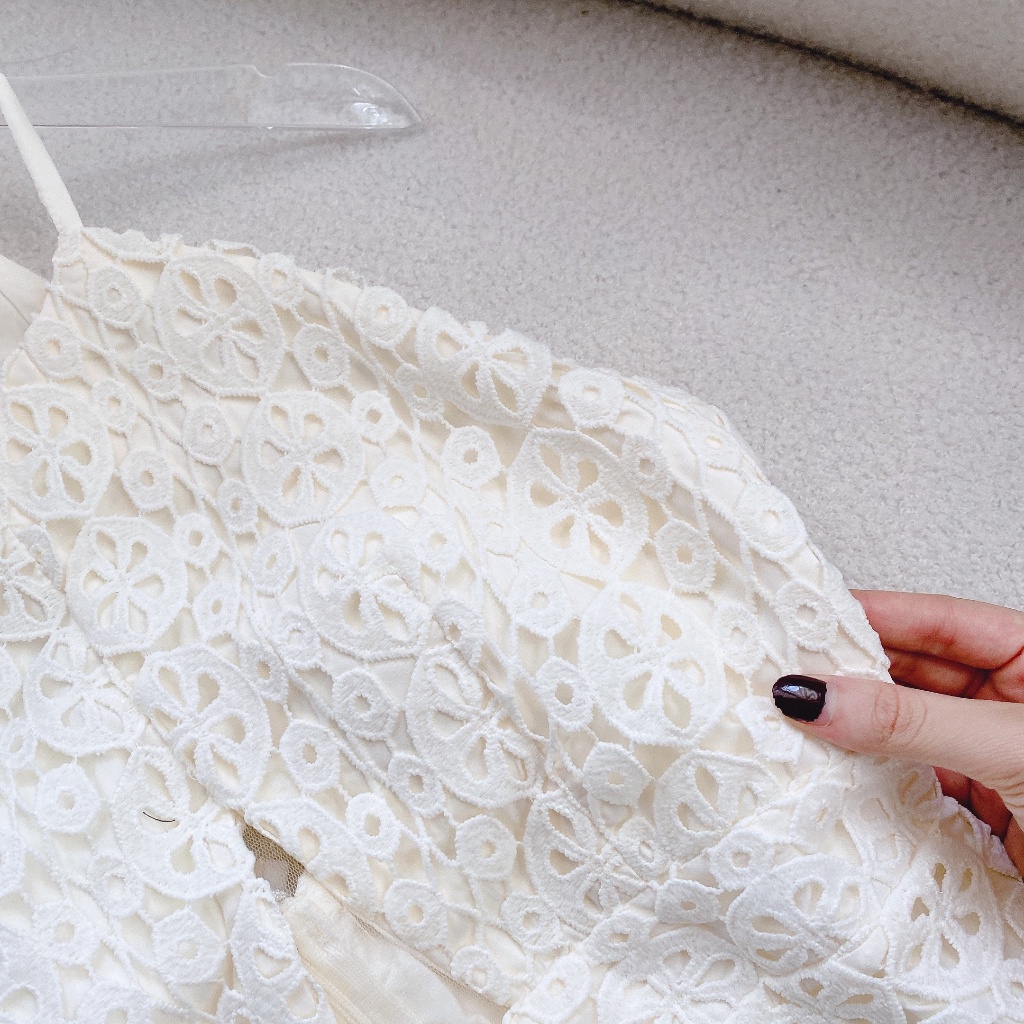 Đầm midi ren hoa cổ yếm