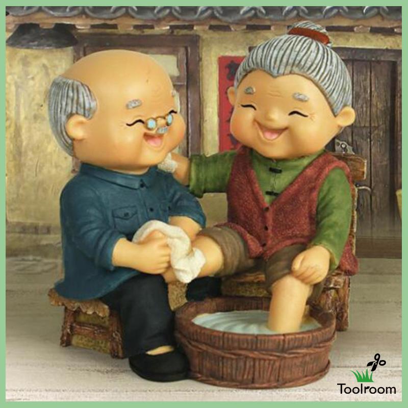 [Toolroom] Tượng Cặp Đôi Lớn Tuổi Rửa Chân Trang Trí Nhà Cửa