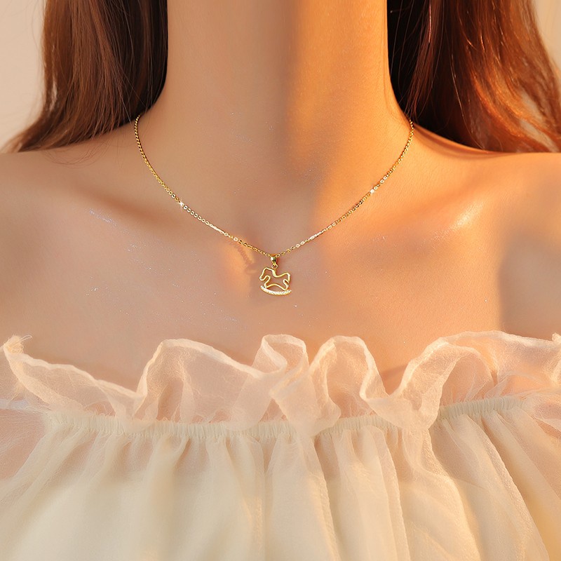 Vòng cổ Hình Ngựa Gỗ Đính Đá Lấp Lánh Thiết Kế Đơn Giản Chất Lượng Cao