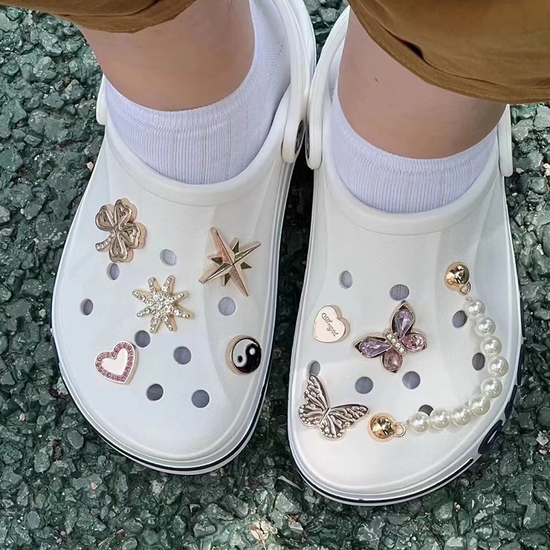 Dây Chuyền Kim Loại Mặt Hình Giày Dép crocs Đính Hạt Ngọc Trai / Bướm / Hoa Xinh Xắn DIY