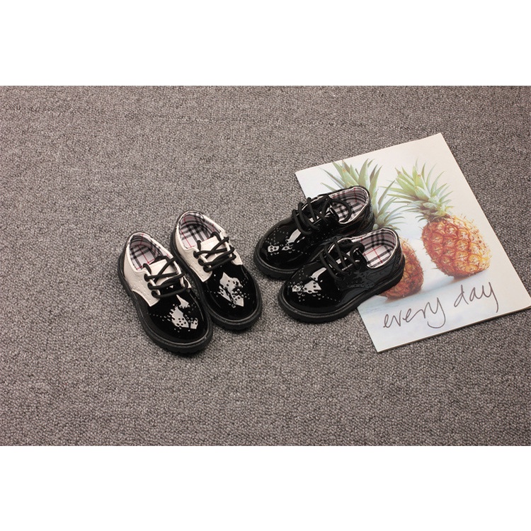 Giày da trẻ em 2023 spring autumn boys black dance phong cách anh giày da nhỏ cô gái đám cưới all-match giày biểu diễn hợp thời trang