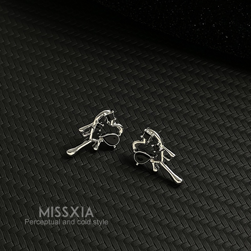 Khuyên Tai Hình Trái Tim Rỗng Phong Cách lava niche Đậm Sành Điệu Cá Tính Cho Nữ