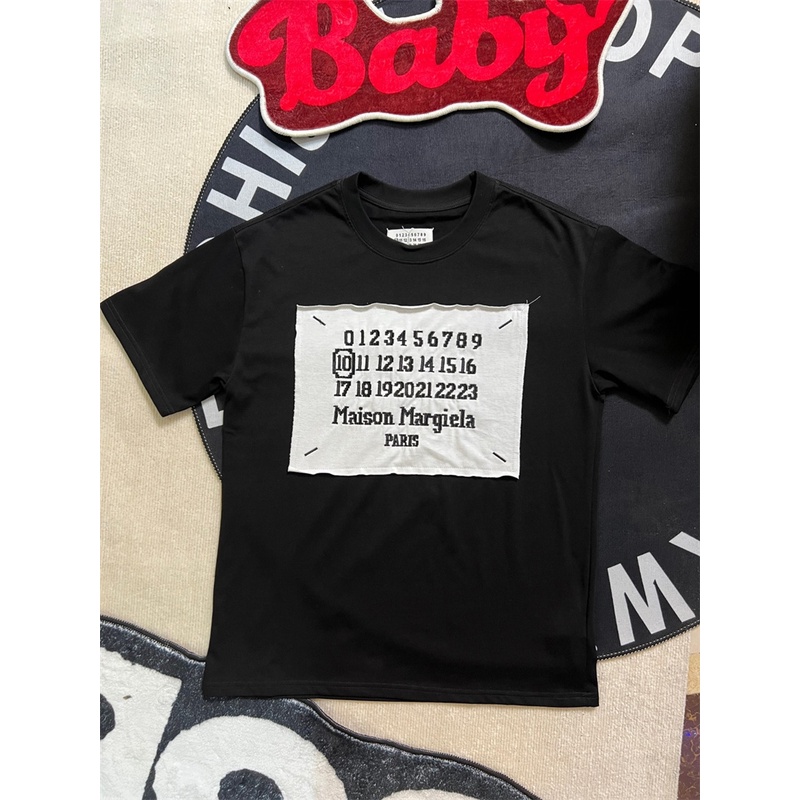 M-aison - M-argiela88mm6- Dòng 10 Áo Thun Tay Ngắn Thêu Hình Dán Cổ Điển Đường Phố Cao Cấp Thời Trang Mới Nhất Túi Đeo Chéo Phong Cách Unisex Cá Tính Trẻ Trung