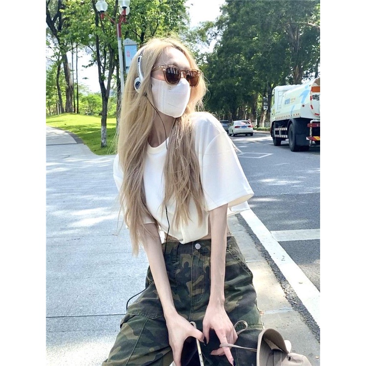 Stylish chain design white short t-shirt, perfect for women's casual street style