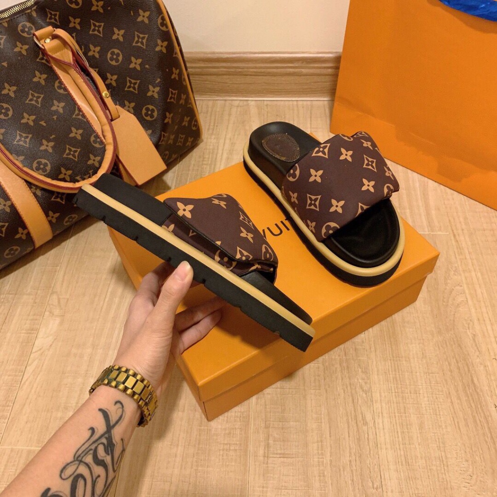 LV LouisVuitton 2022 New Internet celebrity summer hook and loop old flower slippers female couple thick-soled one-word flip-flops