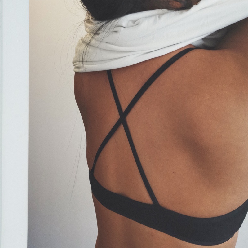 Áo Ngực Thể Thao Vải Cotton Mỏng Màu Trơn Cổ V Xẻ Sâu Không Đường May Dây Chéo Lưng Thoáng Khí Thoải Mái Gợi Cảm Cho Nữ