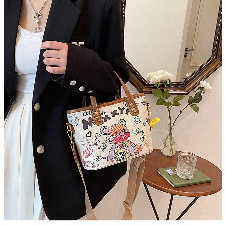 Túi Xách Đeo Vai Sức Chứa Lớn Họa Tiết Graffiti Hoạt Hình Thời Trang Cho Nữ