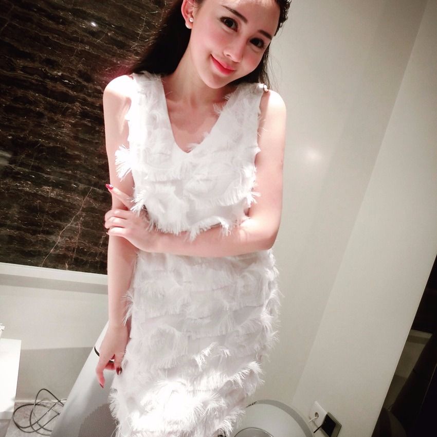 Đầm Nữ Không Tay Cổ Chữ V Tua Rua Lông Vũ Thời Trang Mới