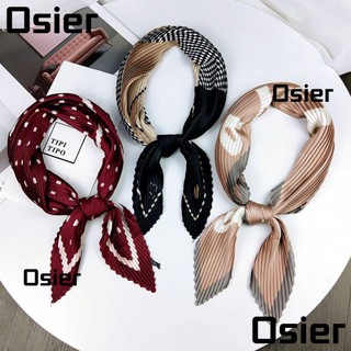 Khăn lụa quấn cổ phong cách retro