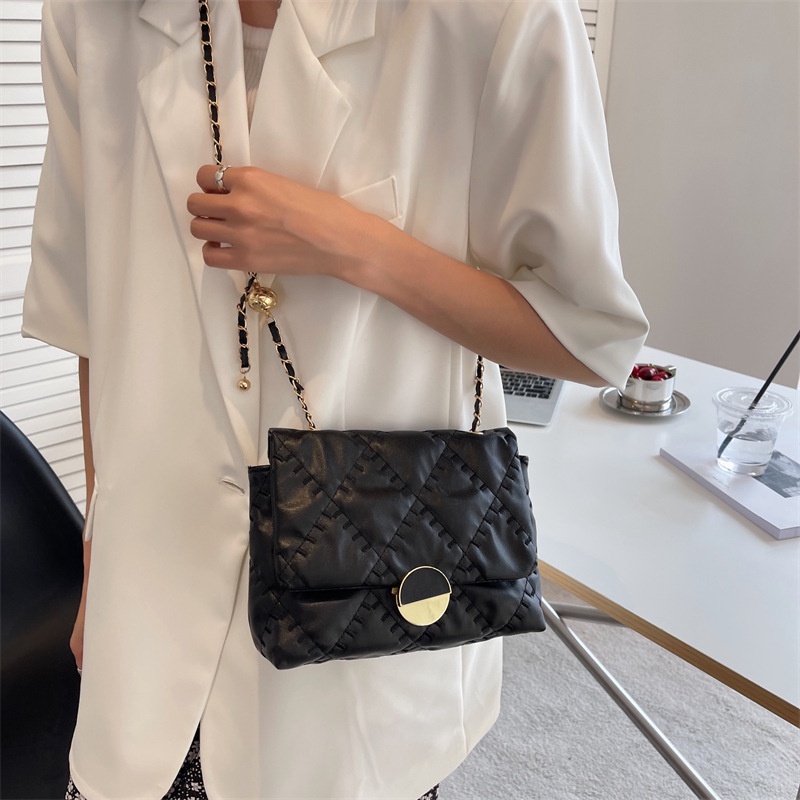 Túi Xách Đeo Vai Màu Trắng / Đen Phối Dây Xích Thời Trang Dành Cho Nữ