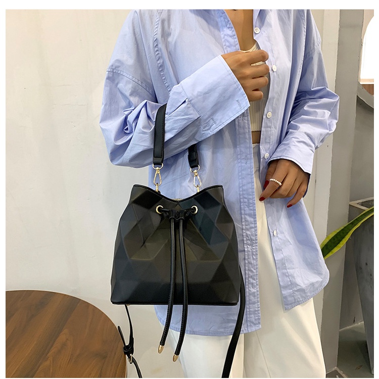 Túi Đeo Chéo Vai Kiểu Dây Rút Họa Tiết Hình Học Màu Sắc Thời Trang Sành Điệu Cho Nữ