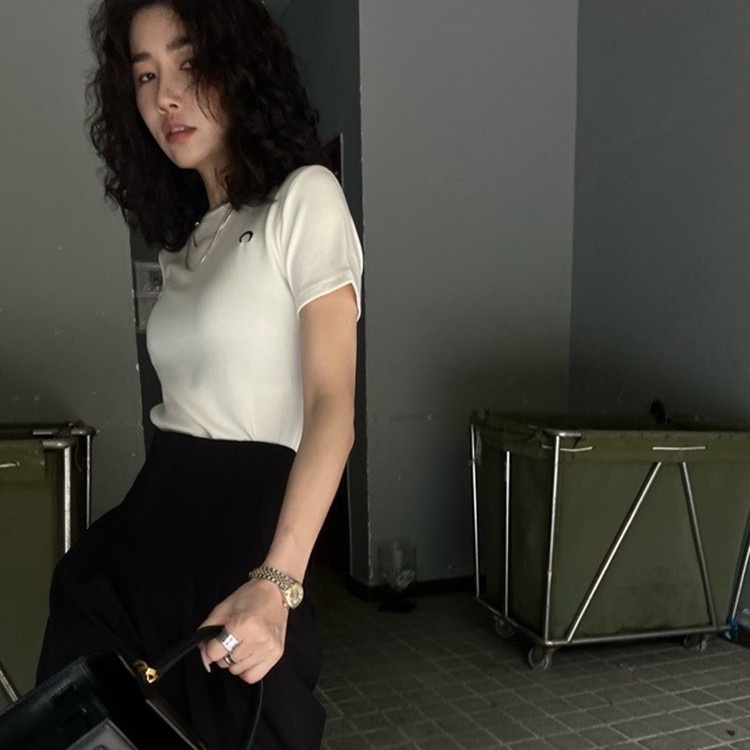 Áo Thun Tay Ngắn Cổ Tròn Màu Trơn Thêu Hình Mặt Trăng Ôm Dáng