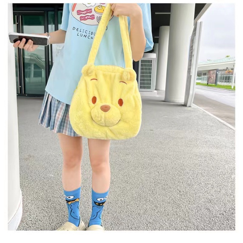 Túi Xách Đeo Vai Lông Xù Cỡ Lớn Họa Tiết Gấu Pooh Dễ Thương