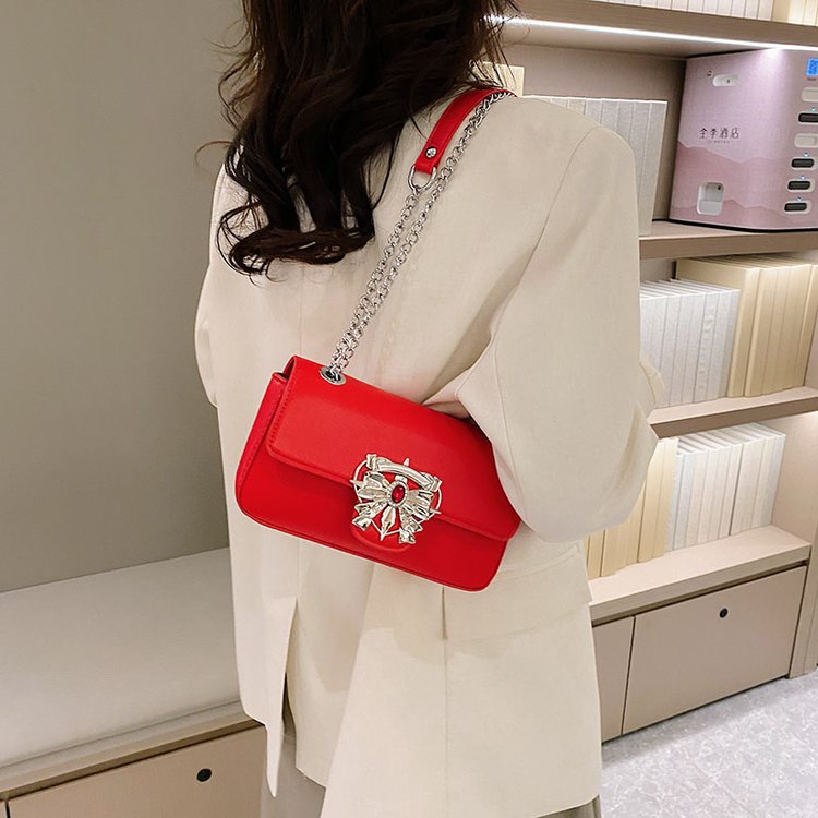 Túi xách đeo dưới cánh tay IELGY phối dây xích dễ phối đồ thời trang cho nữ