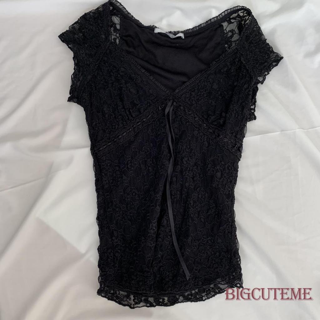 Áo Croptop Màu Đen Cổ Chữ V Phối Ren Hoa Phong Cách Vintage Y2K