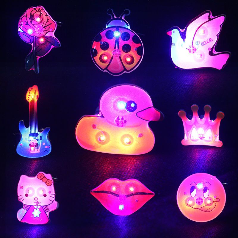 Set 5 / 10 Huy Hiệu Cài Áo Hình Ông Già Noel Có Đèn LED Dễ Thương