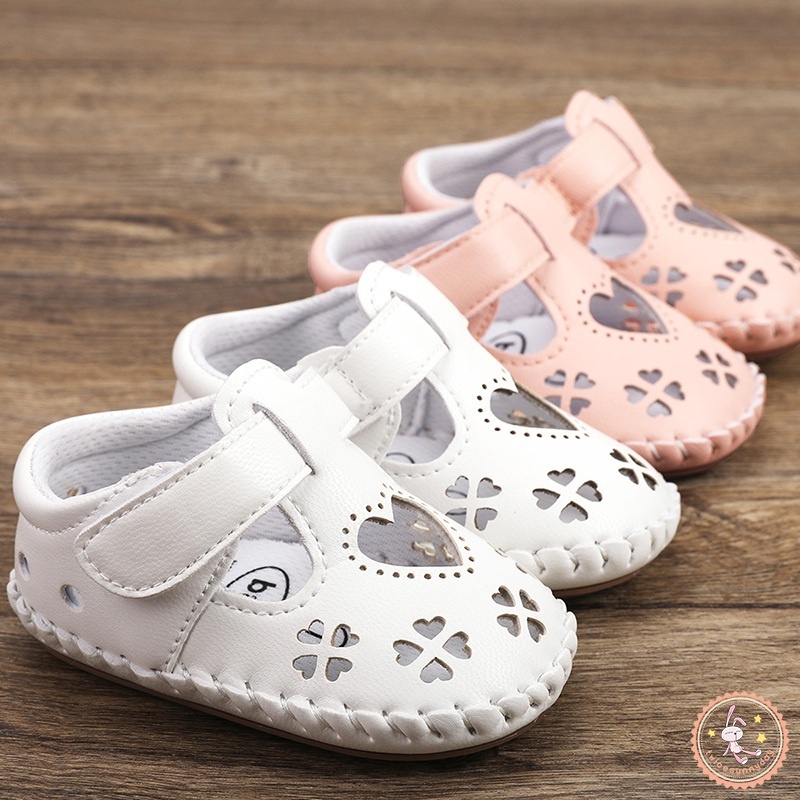 Giày Thể Thao Đế Mềm Thoáng Khí Họa Tiết Trái Tim Dễ Thương Cho Bé