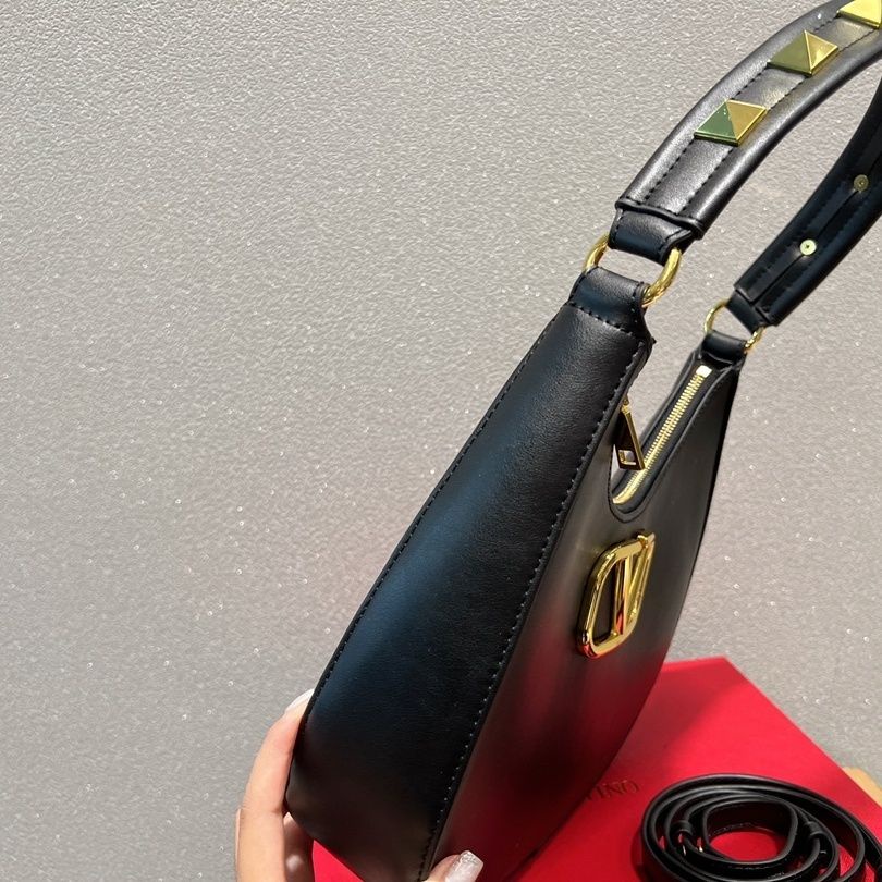 Valentino 2023 new hot rivet women's bag western style backpack star crossbody underarm bag 9DIQ