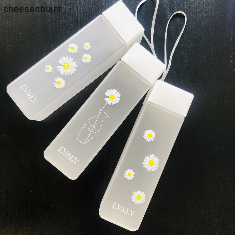 Bình Đựng Nước Bằng Nhựa Trong Suốt Họa Tiết Hoa Cúc Độc Đáo Dung Tích 500ML Kèm Dây Đeo Tiện Dụng