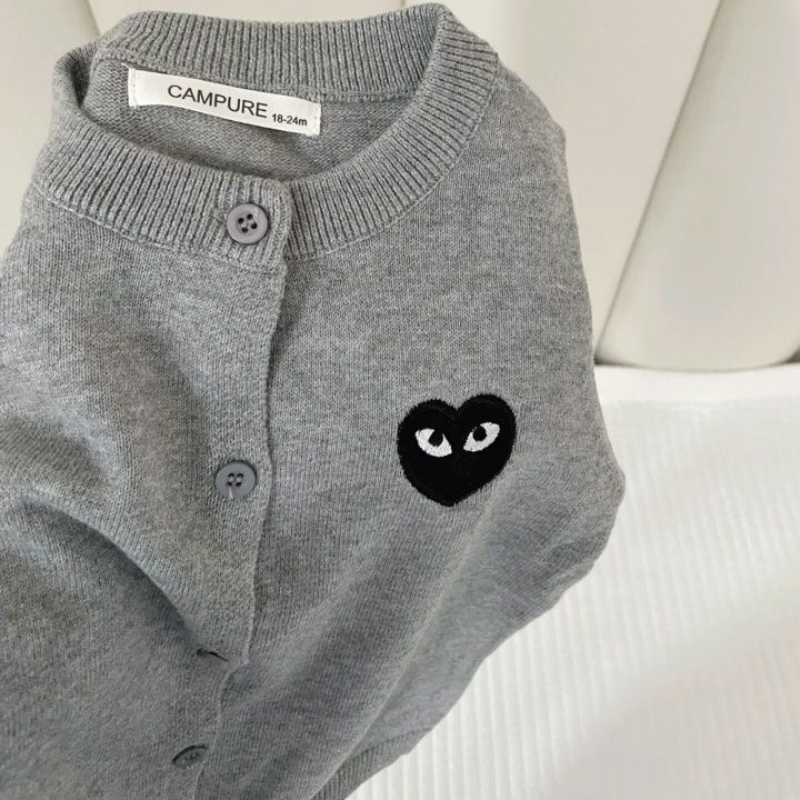 Mùa thu trẻ em đan cardigan màu xám mùa xuân và mùa thu áo len mới trẻ em trái tim yêu thương áo khoác trẻ em áo len trẻ em