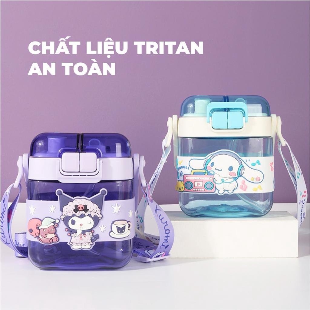 Bình Nước 2 Nắp Cho Bé Disney Sanrio Nhựa Tritan Có Dây Đeo Hình Kitty, Mickey, Gấu Dâu, Kuromi Siêu Dễ Thương-METICSHOP