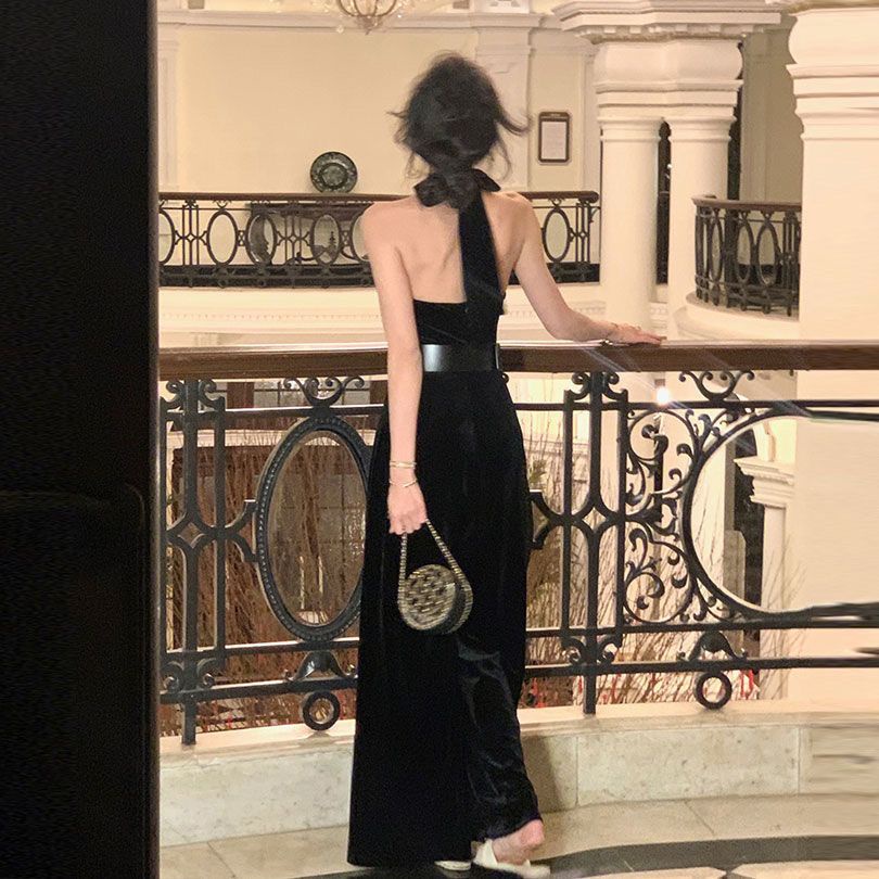 Bộ Áo Liền Quần Cổ Yếm Bằng Nhung Đen Phong Cách Pháp