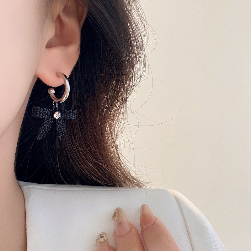 Vòng Cổ Dây Da Tua Rua Thắt Nơ Đính Kim Cương Giả Thời Trang