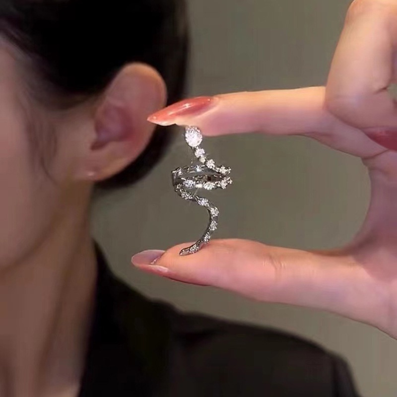 Bông Tai Hình Rắn Đính Đá Sang Trọng Thanh Lịch