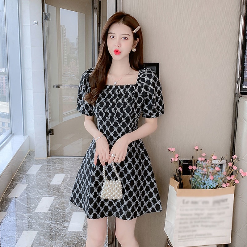 Đầm Đen Cổ Vuông Tay Ngắn Phồng Ôm Dáng Thêu Họa Tiết Kiểu Pháp Thời Trang Mùa Hè 2023 Cho Nữ