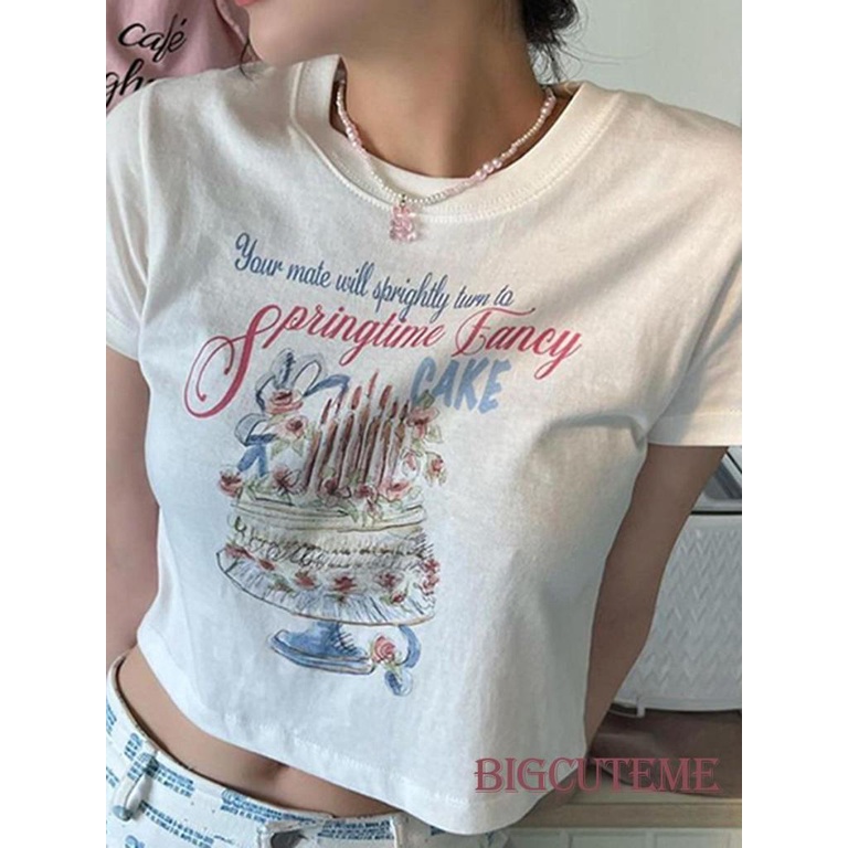 [] Áo Thun Crop Top Tay Ngắn Cổ Tròn In Hình Bánh Kem Và Chữ Cái Màu Trắng Cho Nữ