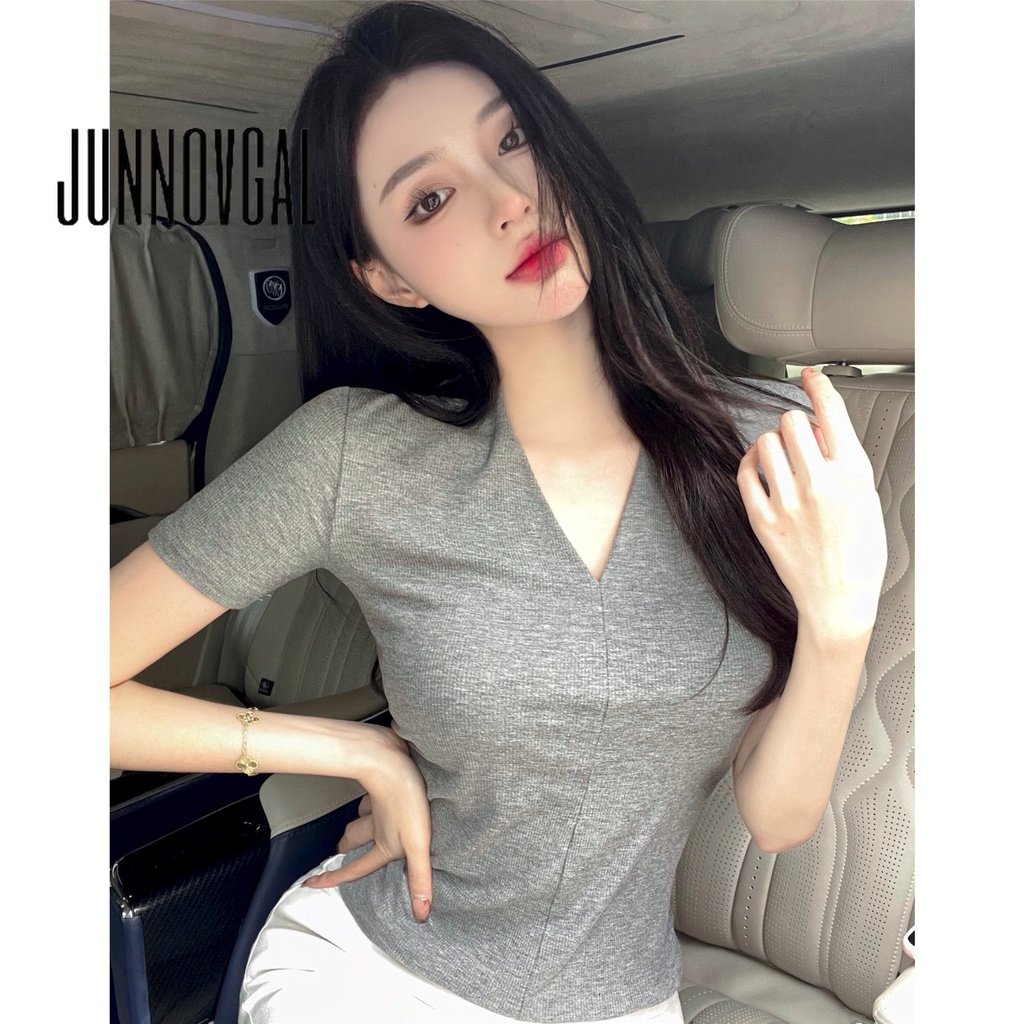 Áo thun JUNNOVGAL cổ chữ V dáng ôm thời trang khí chất nàng thơ sexy 2023 cho nữ