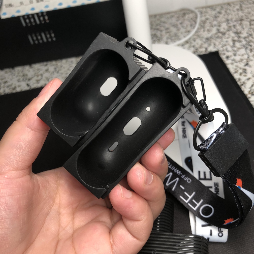 Vỏ Bảo Vệ Hộp Sạc Tai Nghe airpods pro 2 pro 1 2 3 Màu Trắng Đen Có Móc Treo Thời Trang