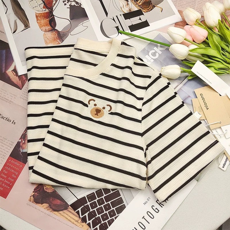 Áo thun baby tee nữ basic tay ngắn thêu gấu thêu gấu họa tiết HASCOO. TTG