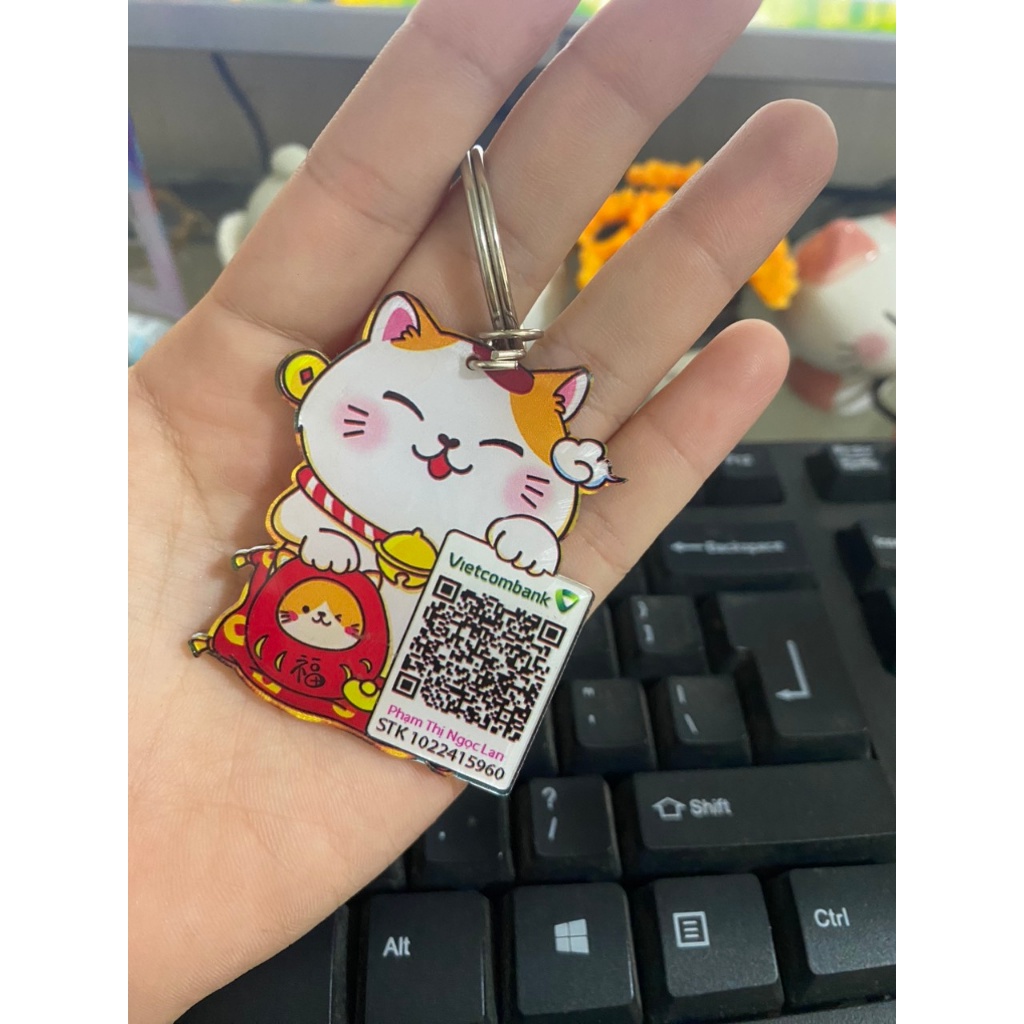 Móc khóa in hình mèo thần tài, in mã qr chất liệu mica siêu đẹp.