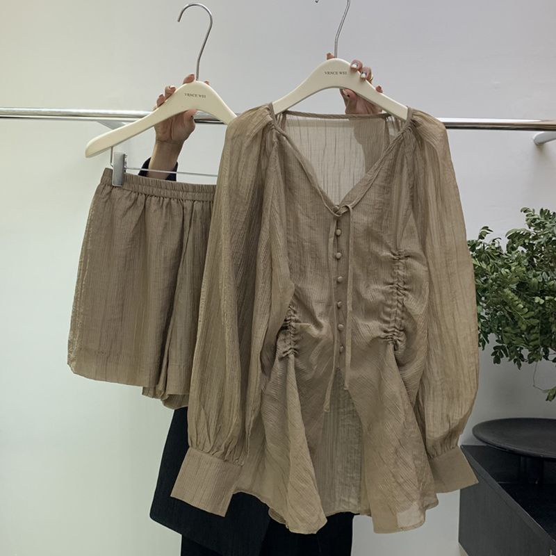 Bộ Áo Tay Phồng Cổ Chữ V Phối Quần Short Ống Rộng Thời Trang Mùa Hè 2023 Phong Cách Mới Cho Nữ