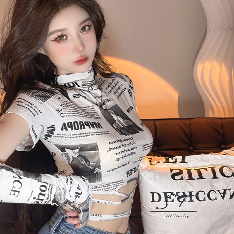 Áo Thun Crop Top Ôm Dáng Tay Ngắn Cổ Cao In Họa Tiết Tờ Báo Và Băng Cánh Tay Áo CY03 Cho Nữ
