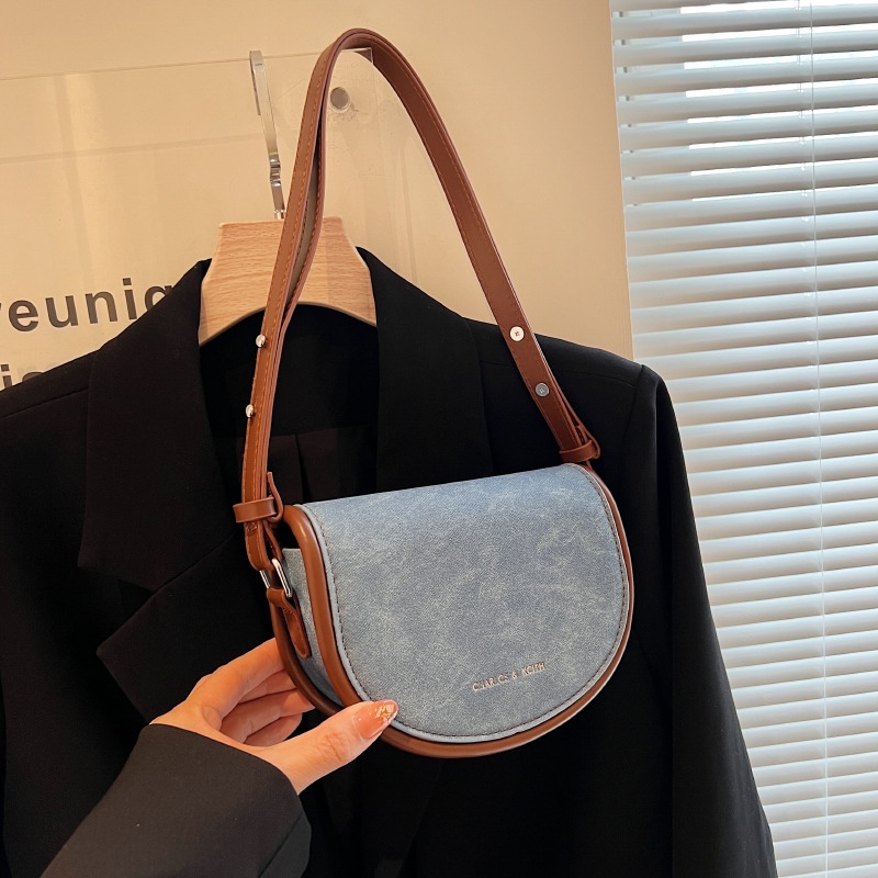 Áo Thun Nữ Lệch Vai In Chữ Phong Cách Hàn Quốc Mới