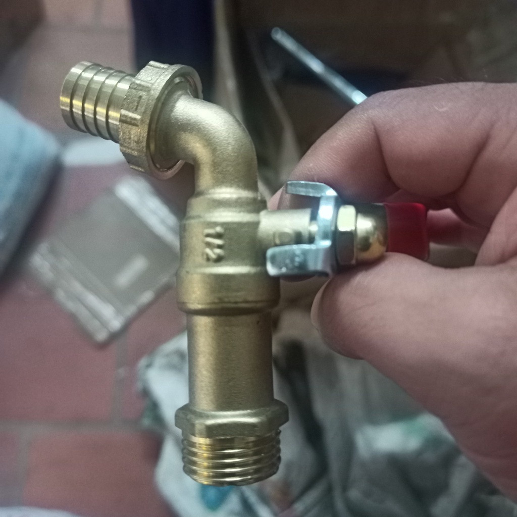 Vòi nước đồng , van nước Feroli thân đồng , bi đồng , tay gạt inox