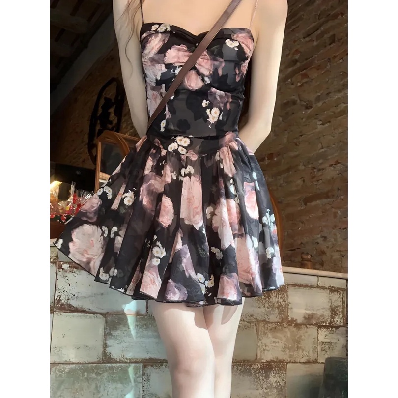 Đầm Hai Dây In Hoa Màu Đen hka059