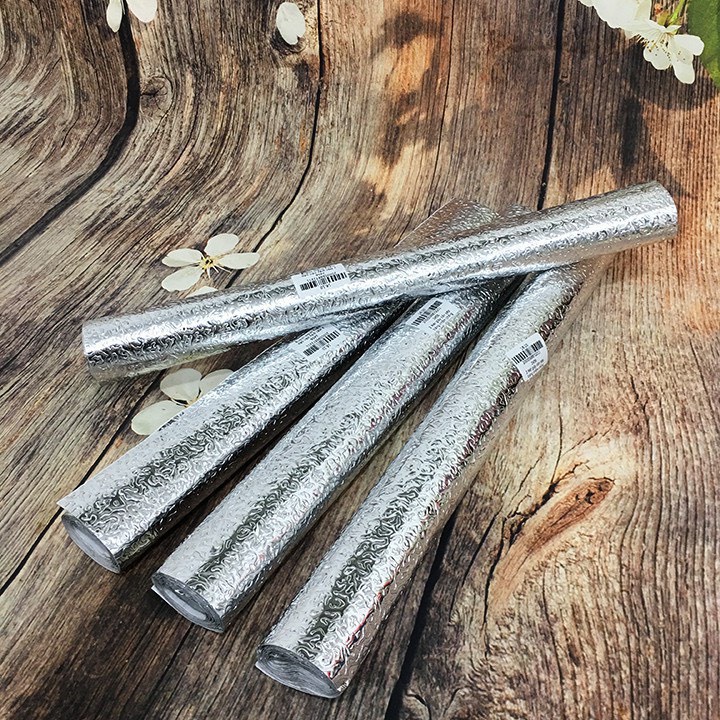 Cuộn giấy bạc dán bếp cách nhiệt, miếng decal dán tường nhà bếp chống thấm bền đẹp.