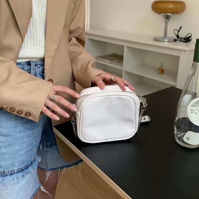 Túi Đeo Chéo Dáng Vuông Nhỏ Phối Dây Xích Thời Trang Cao Cấp Trẻ Trung